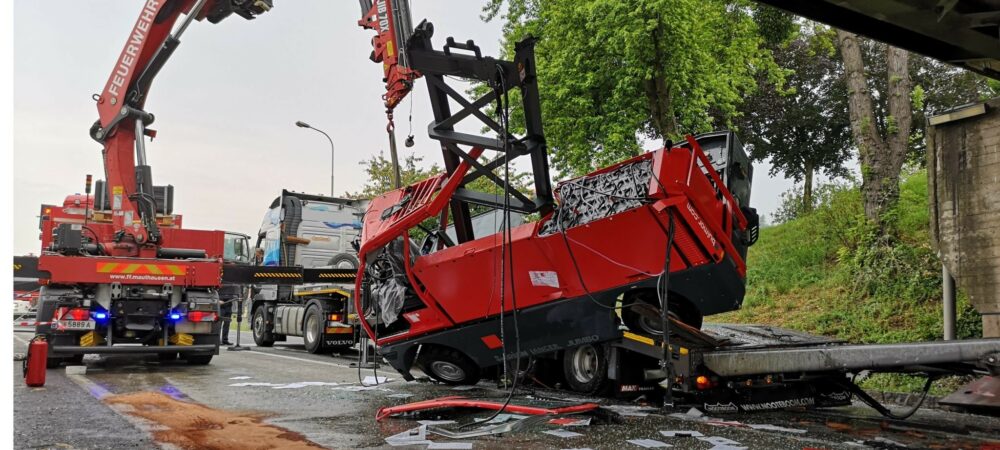 EINSATZ – Tieflader blieb mit Ladung unter der Donaubrücke hängen